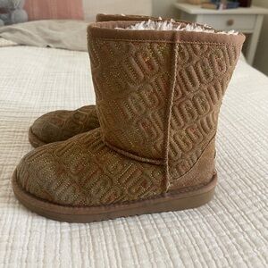 UGG Classic II Graphic Stitch Leather Kids' Short Boot for boy or girl. Size: 1